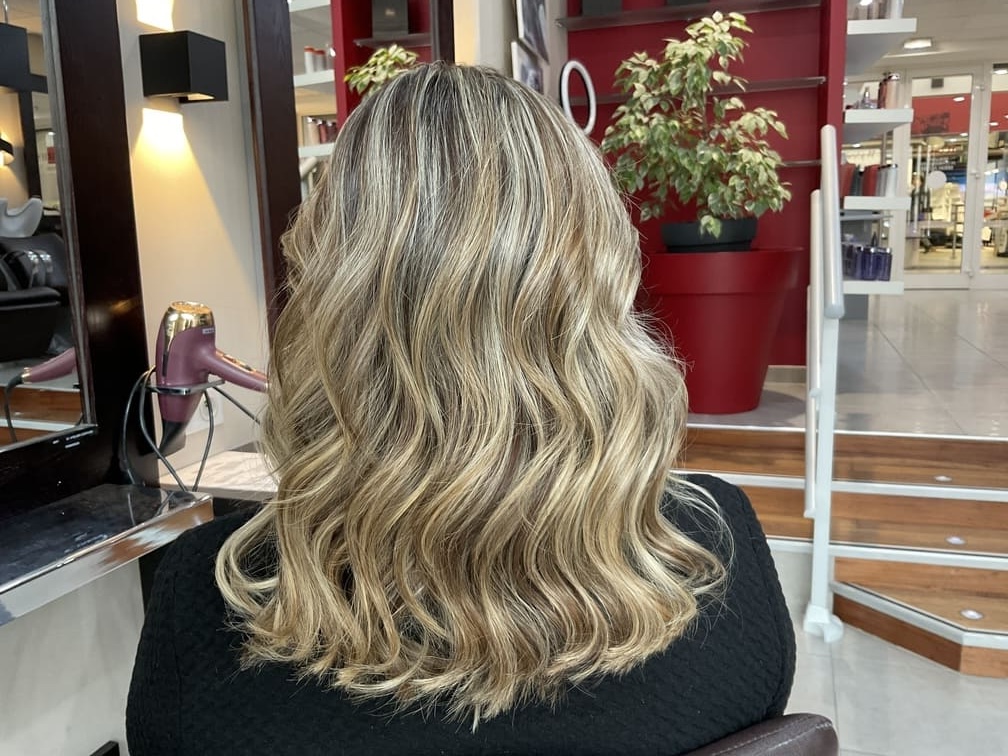 Cheveux après gloss — brillance et couleur uniforme
